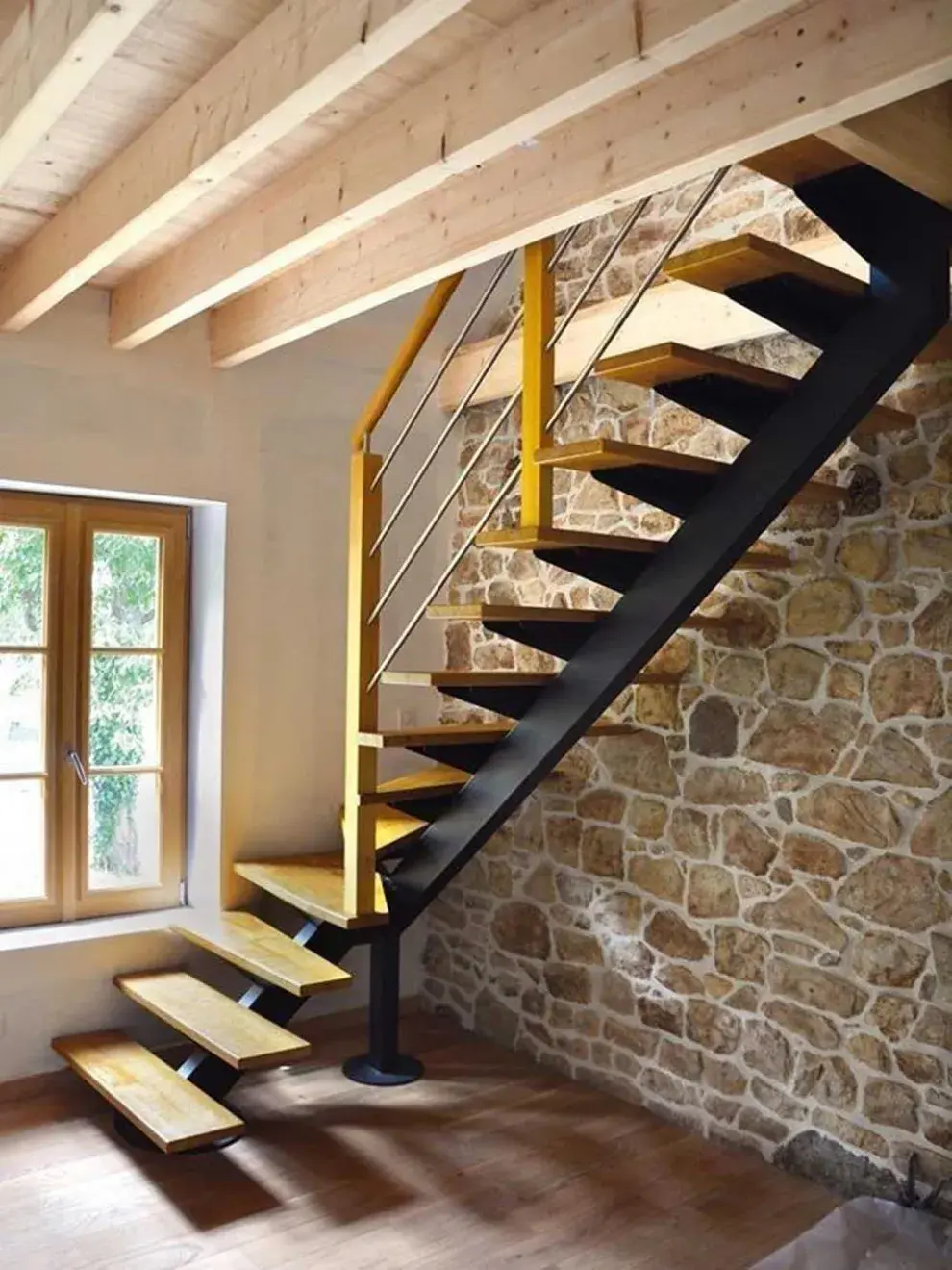 Compactas y con mucha personalidad, las escaleras caracol de hierro o acero son un clásico del estilo industrial.