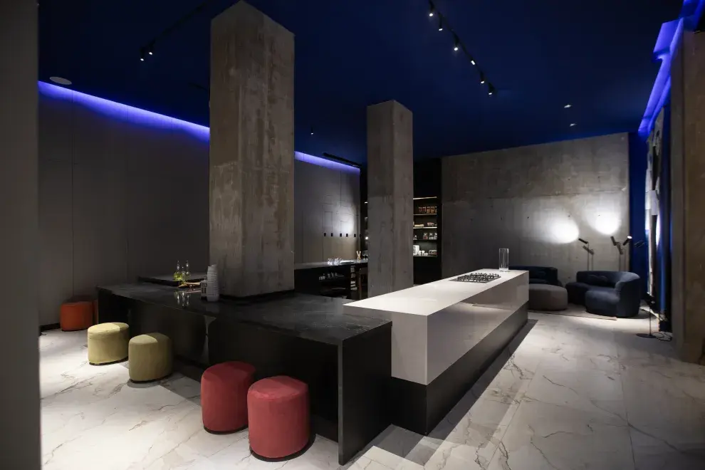 La cocina de la dupla González Zuelgaray y Palacio deslumbra con el color tendencia del año: un azul profundo que recorre todo el ambiente