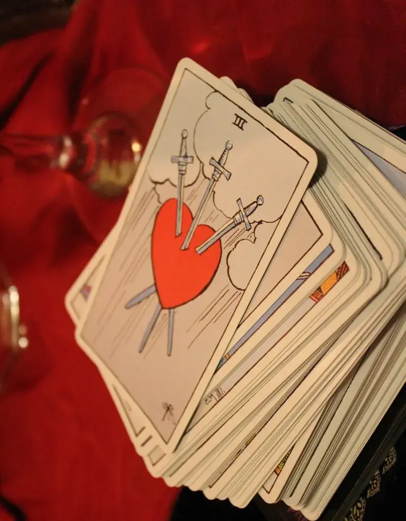 El 3 de espadas en el Tarot: cómo interpretar las cartas.