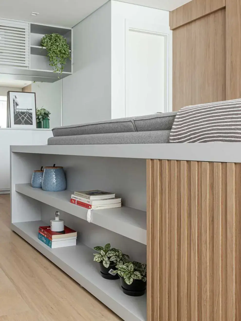 Muebles multifuncionales: apostá por piezas versátiles, como un banco con guardado interno o un futón que se convierte en cama