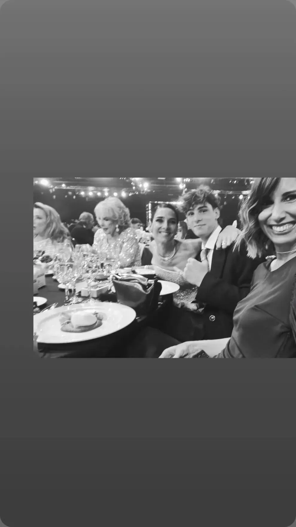 Juana Viale y su hijo Silvestre en la mesa de los Martin Fierro