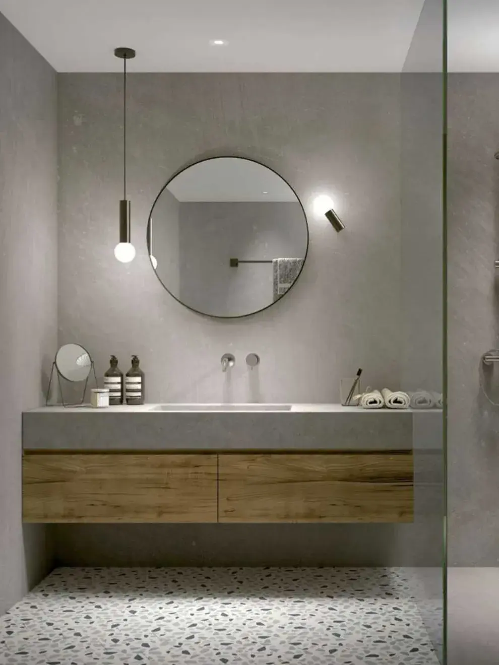 Combiná una iluminación general con apliques puntuales para que el baño se vea más cálido y acogedor.