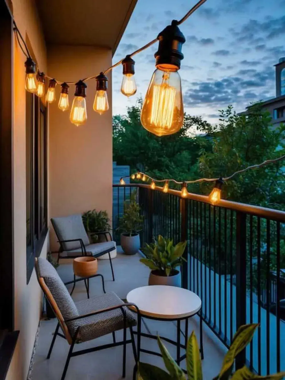 Las guirnaldas de luces, globos o velas LED son ideales para generar una atmósfera relajada y soñadora.