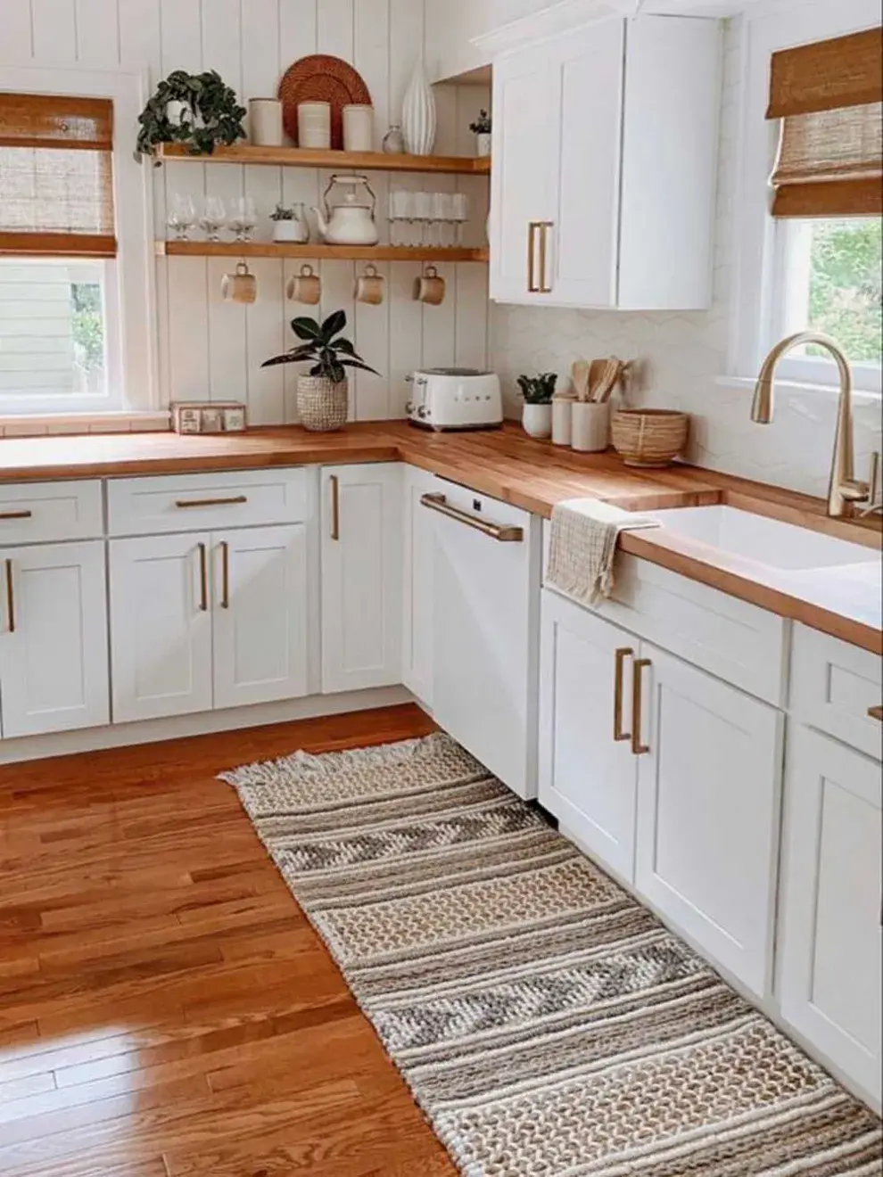 Una propuesta en dos colores, blanco para los muebles de cocina, y color madera en la mesada