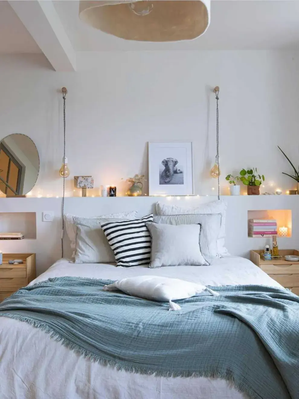 Los apliques de pared liberan espacio en las mesas de noche, mientras que una luz general bien resuelta hace que el dormitorio parezca más amplio.