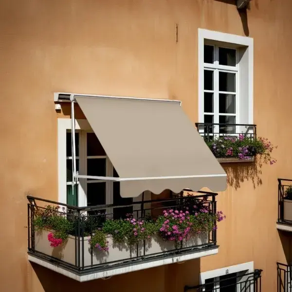 Ideas para aprovechar el espacio en balcones pequeños: Toldo retráctil y pérgola ligera.