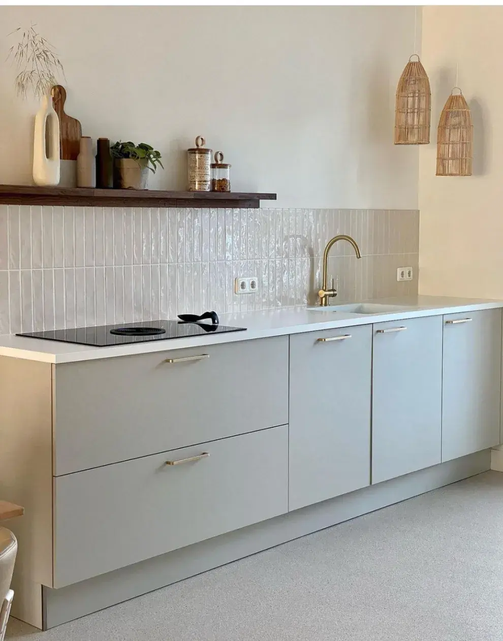 El blanco cremoso es suave y cálido, transmite equilibrio y calma, perfecto para quienes buscan ambientes tranquilos sin saturación de color.