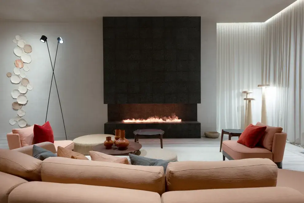 Un ambiente cálido que invita al diálogo con un living bien orgánico y chimenea encendida, del estudio Bonic