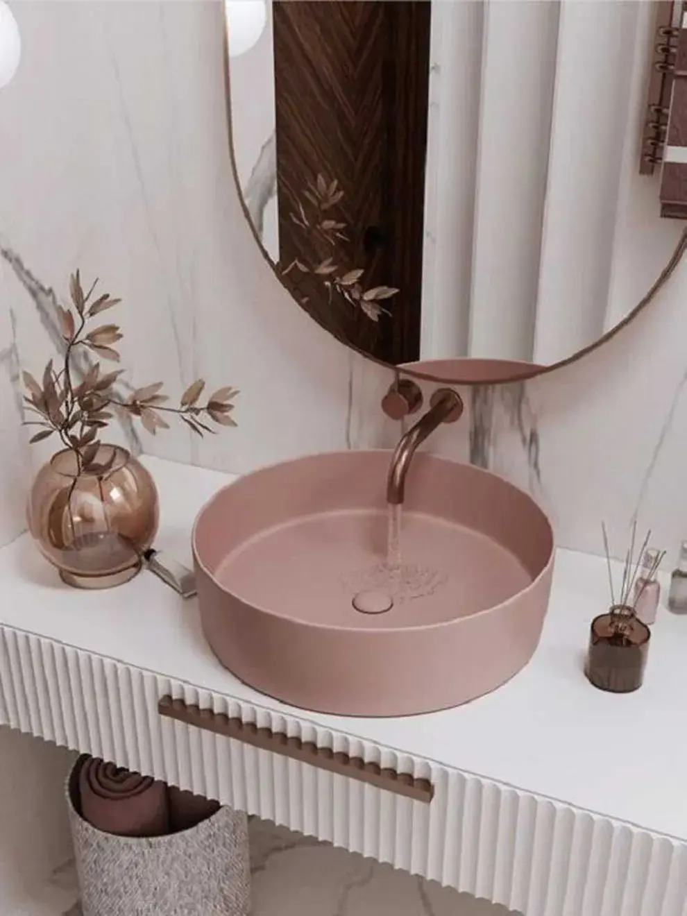 Un baño en tonos rosa pastel