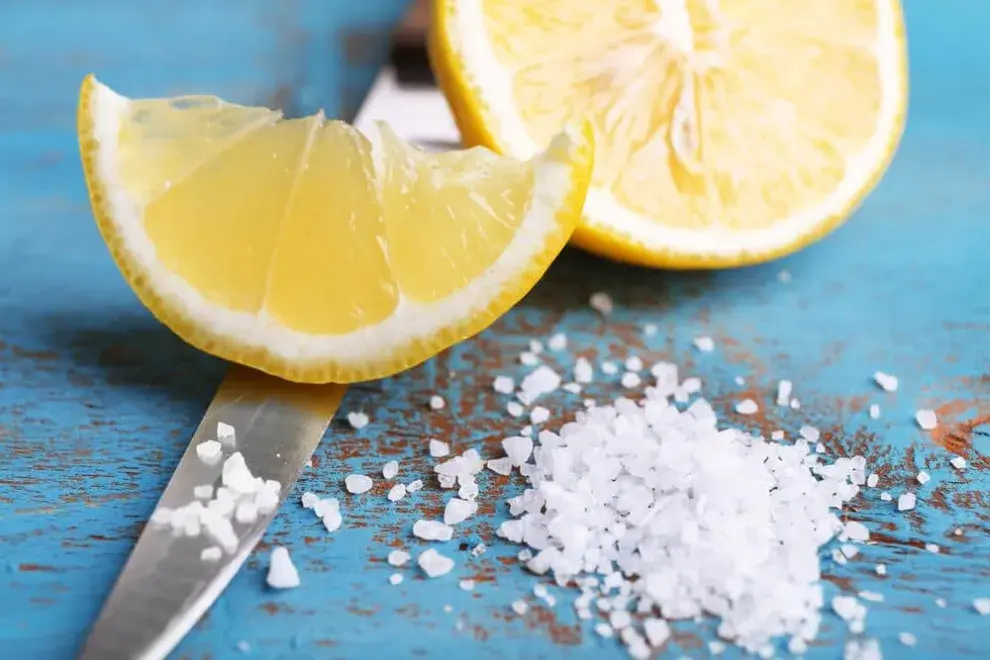 Trucos para obtener baños más frescos al mezclar limón y sal.