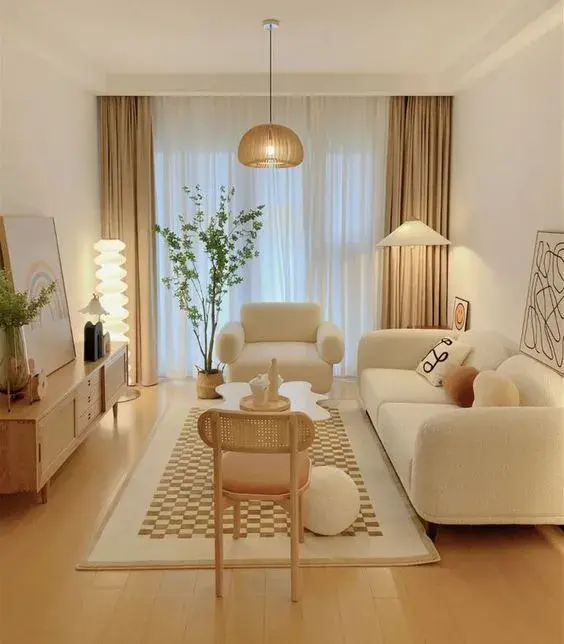 La forma en que distribuís los muebles puede transformar por completo tu living. Evitá bloquear el paso con piezas grandes y apostá por una circulación fluida.