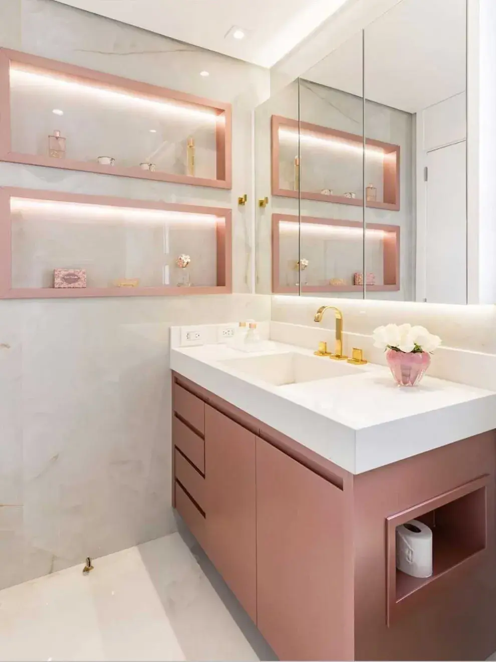 Focos empotrados o plafones: iluminan de manera uniforme, especialmente útiles en baños pequeños.
