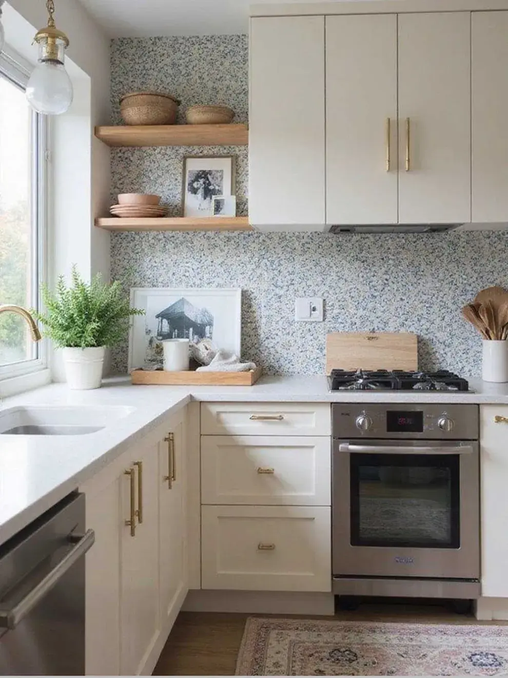 El papel pintado autoadhesivo con diseño retro o floral es una opción ultra elegante y práctica