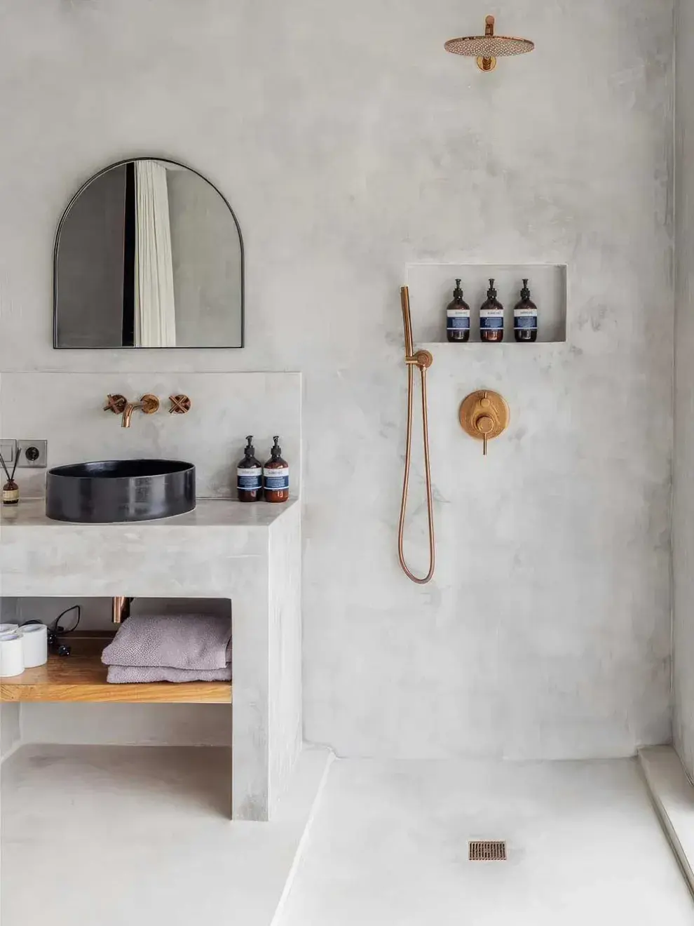El microcemento aplicado sobre los azulejos, genera un acabado liso y sin juntas que multiplica la sensación de amplitud y luminosidad.