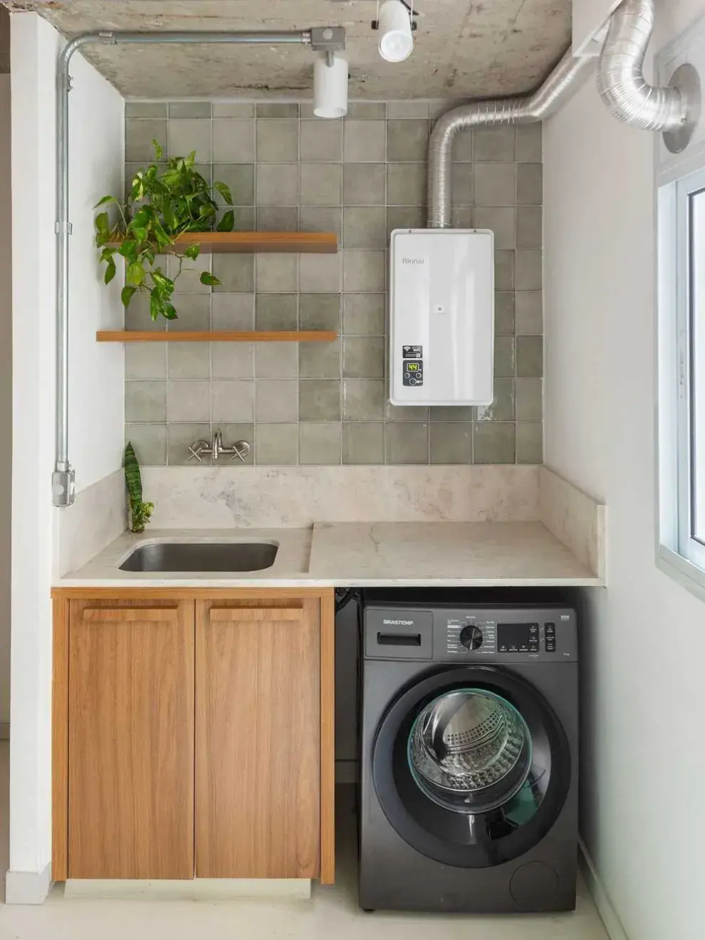 Si te gusta el estilo urbano, dejá las cañerías a la vista, apostá por tonos neutros y organizá tus productos en frascos transparentes.