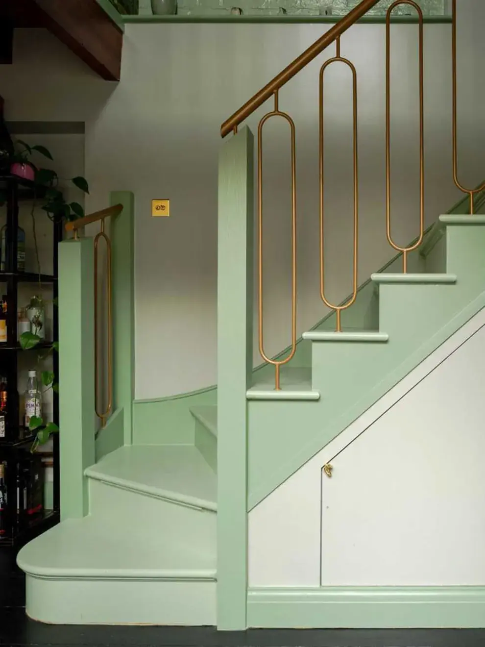 Una escalera pintada en tonos pastel (verde menta, rosa empolvado, celeste) puede transformar por completo un ambiente. Aporta frescura, originalidad y un guiño divertido.