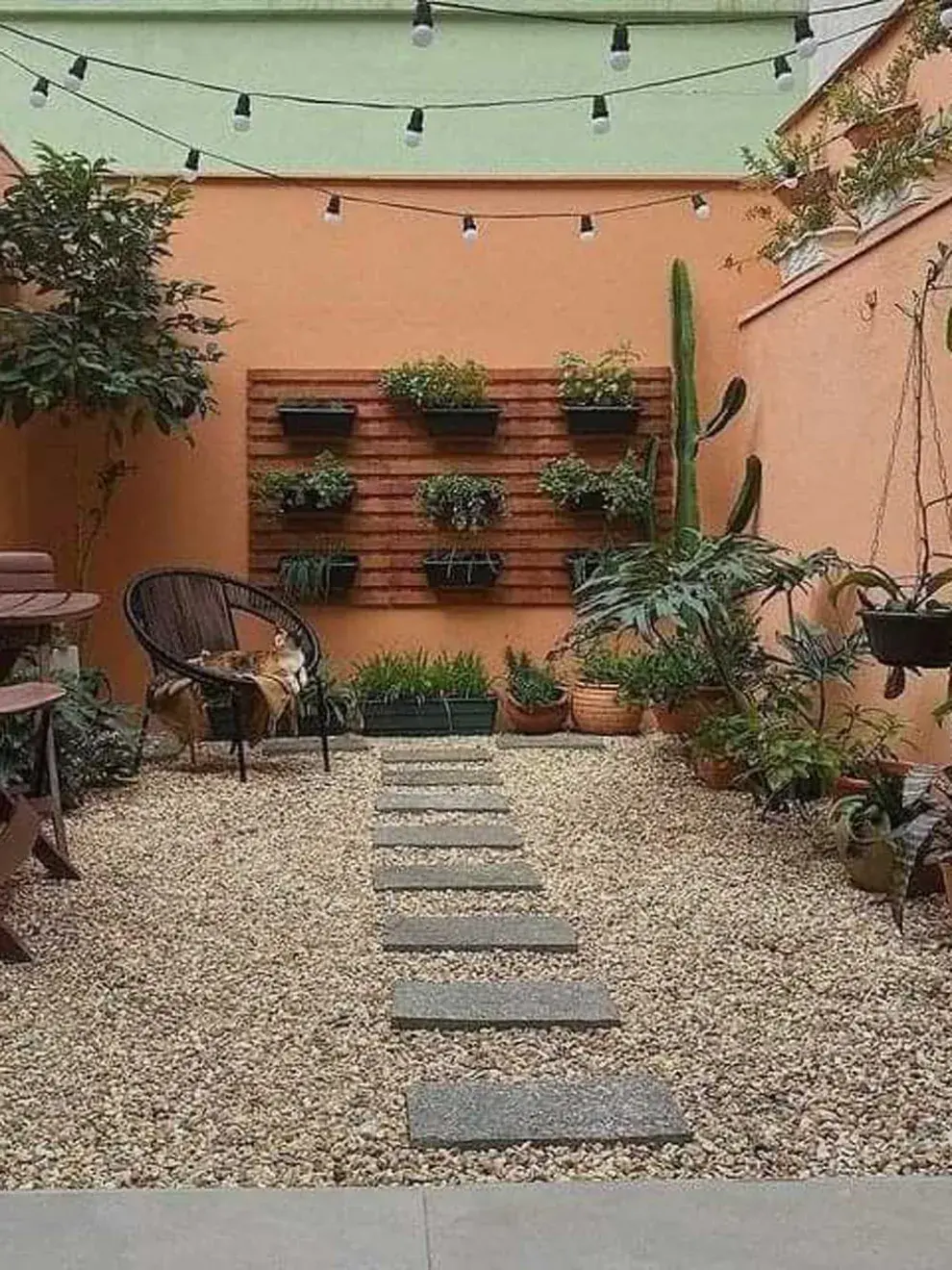 Pequeños detalles que suman: pallets para colgar pplantas y una guirnalda de luces