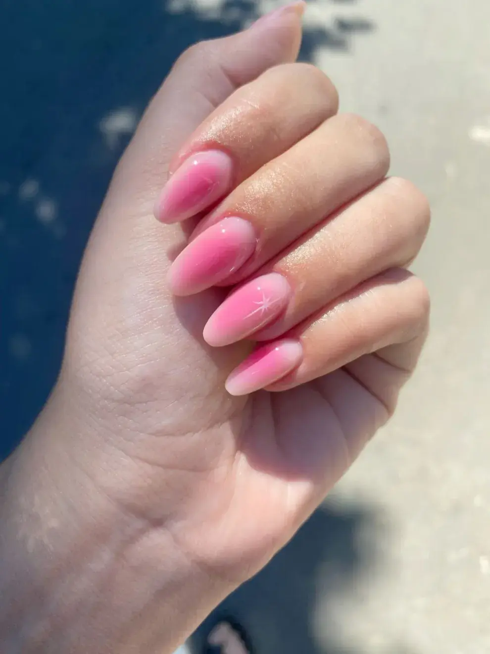 Tendencias en diseños de uñas con efecto aura en septiembre 2025: aura rosa melocotón.