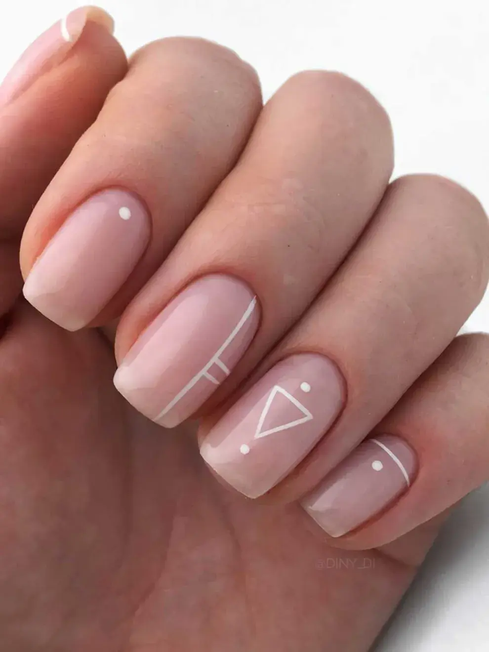Líneas limpias, formas inesperadas y patrones gráficos se imponen como una opción moderna y artística para tus uñas.