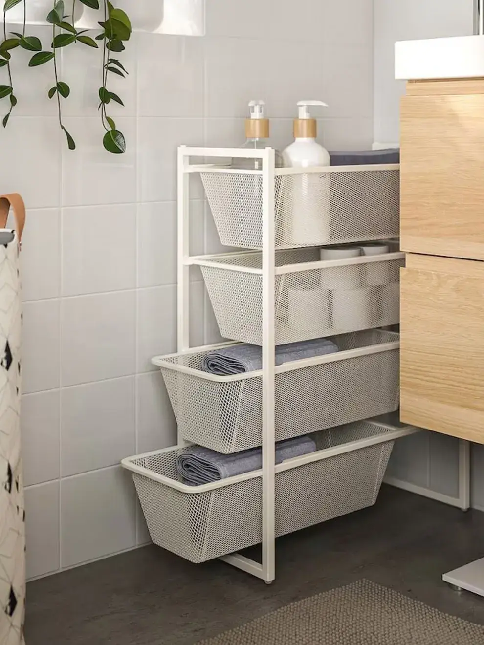 Un carrito móvil puede ser clave: lo usás cerca de la ducha, al lado del lavamanos, y cuando no lo necesitás, lo guardás debajo o lo desplazás