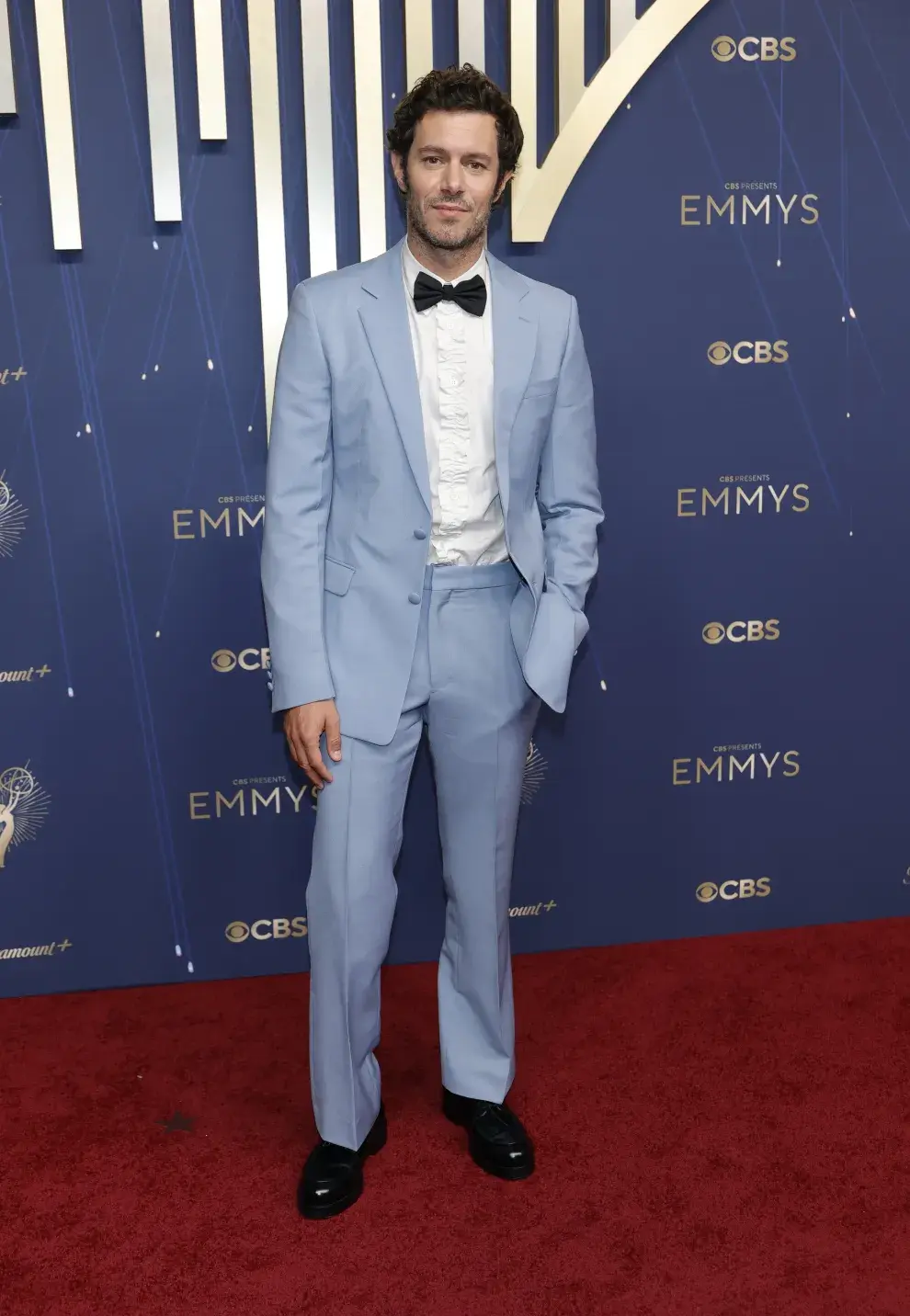 Adam Brody en la alfombra roja de los Premios Emmy 2025.