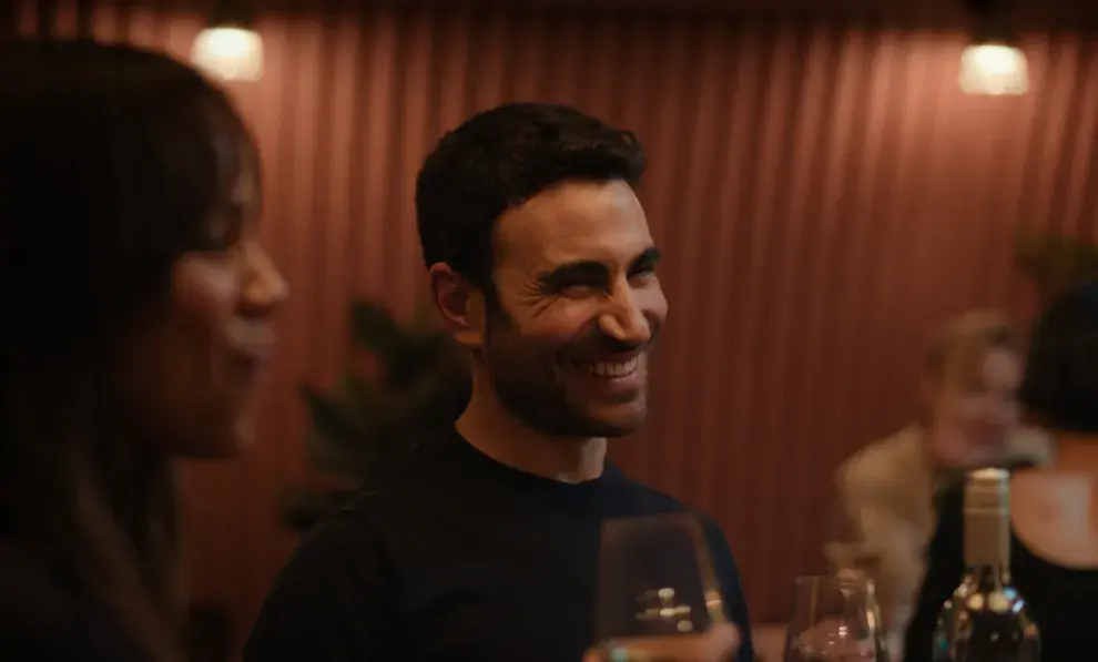 Además de dar vida a Simon, Brett Goldstein fue guionista y productor de All Of You.