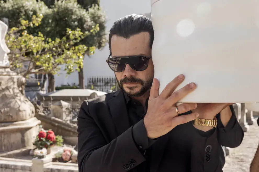 Foto de Álvaro Morte en Dos tumbas, la serie española de Netflix que es todo un éxito.
