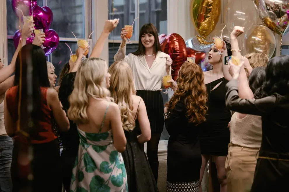 Dónde ver Amores materialistas, la película romántica más exitosa de 2025, en streaming.