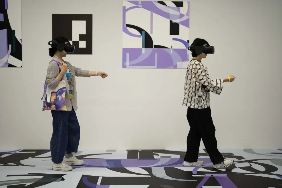 Para ver las obras se usa un visor de Realidad Aumentada. La muestra es accesible para personas con movilidad reducida.