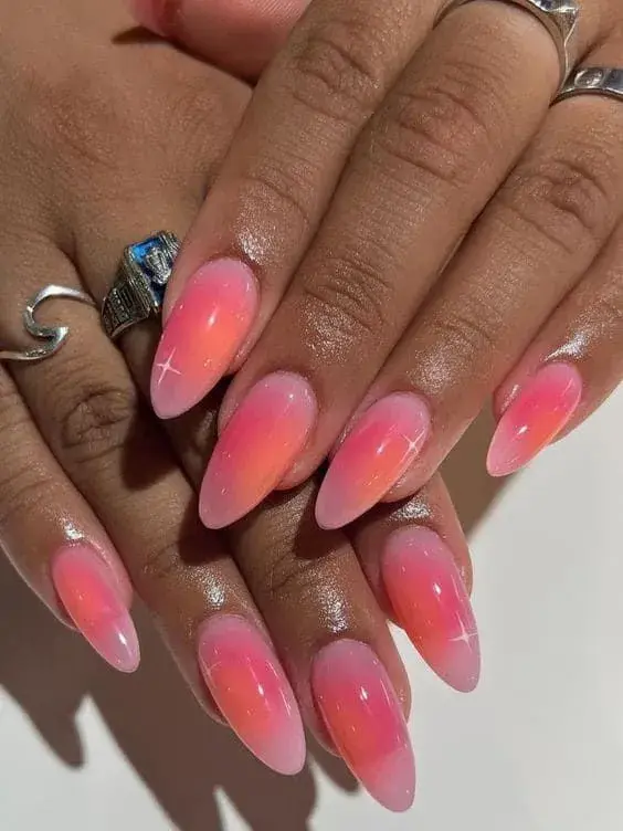 Tendencias en diseños de uñas con efecto aura en septiembre 2025: aura coral luminoso.