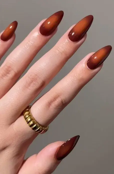 Tendencias en diseños de uñas con efecto aura en septiembre 2025: aura dorada suave con acento tierra.