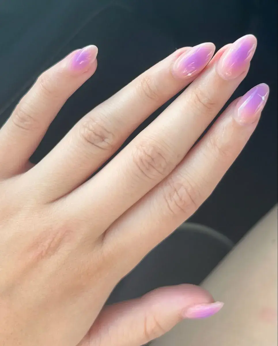 Tendencias en diseños de uñas con efecto aura en septiembre 2025: aura lavanda soft con reflejos irisados.