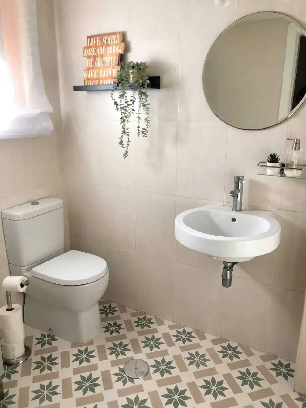 Un tip: pintá azulejos y juntas del mismo tono para conseguir un efecto continuo y súper moderno.