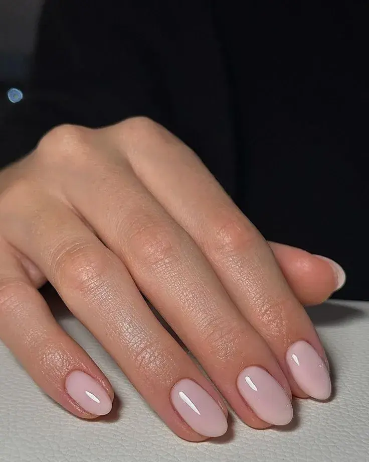 Los colores de uñas que más aguantan sin estropearse: Rosado pálido o baby pink.