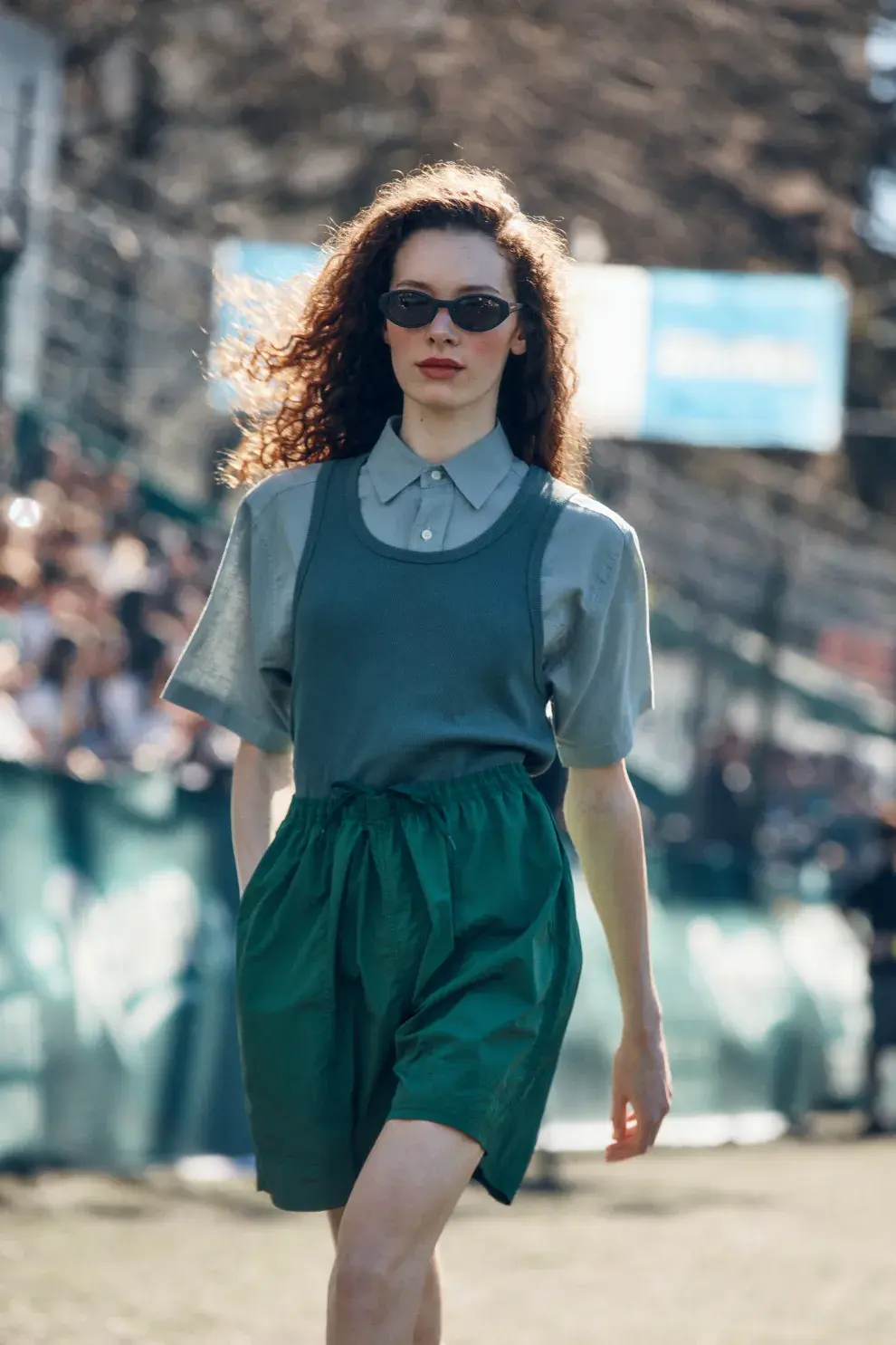 Esta temporada, combinar un top sobre una camisa se convierte en la clave para transformar cualquier look en algo sofisticado y original.