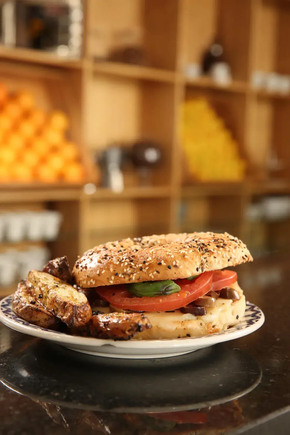 Bagel caprese con pesto y aceitunas