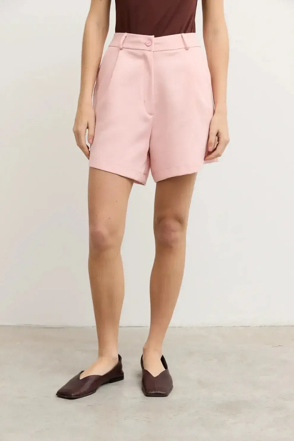 Si buscás un modelo que se adapte a tus looks de oficina esta prenda es perfecta. No es ni tan corta como un short ni tan larga como una bermuda (ENEDE $15,000.00)