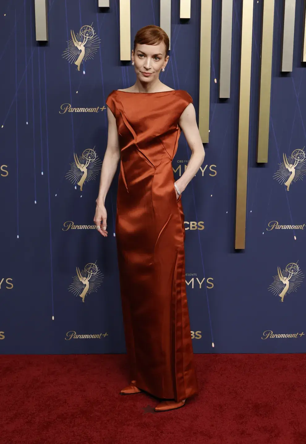 Britt Lower, estrella de Severance, en la alfombra roja de los Premios Emmy 2025.