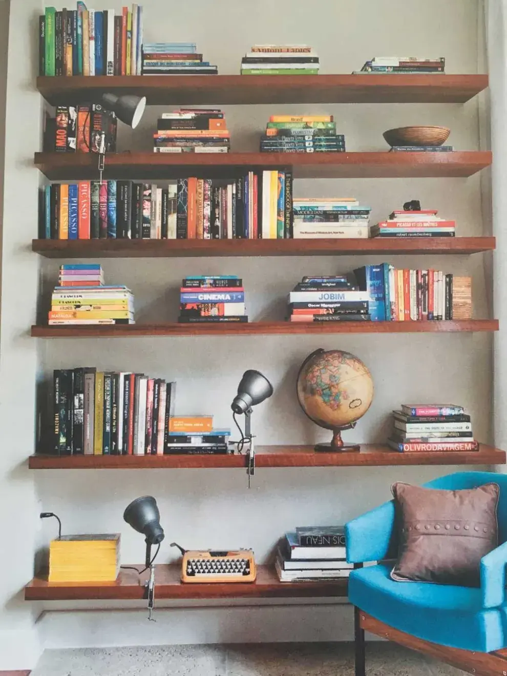 Un globo vintage o un mapa antiguo aportan un aire aventurero y original.