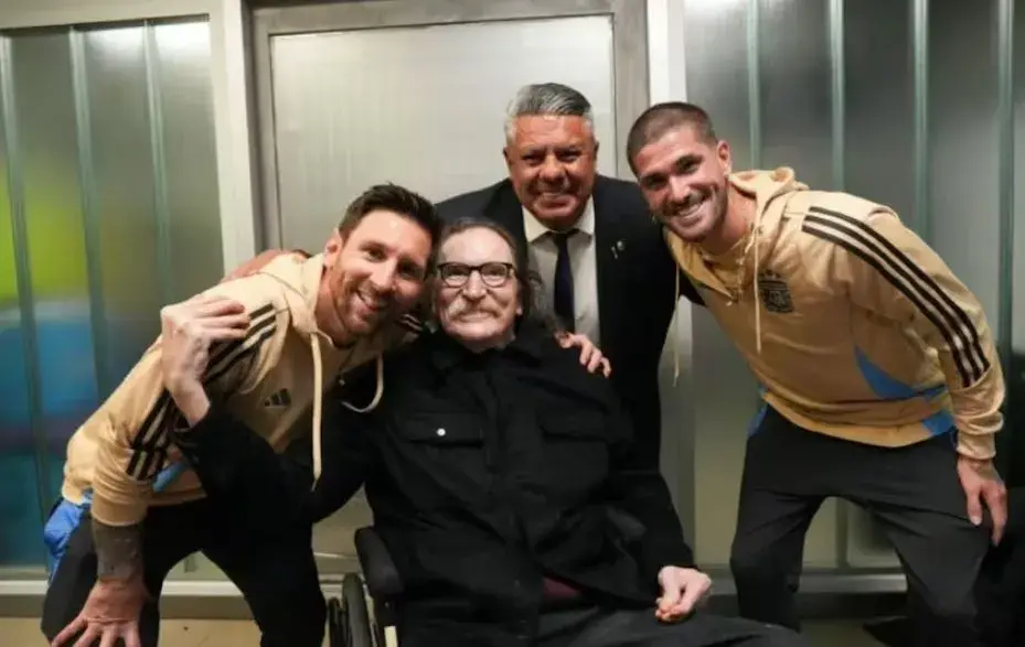 Charly García fue a ver el partido de la selección argentina y saludó a Lionel Messi