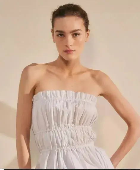 Top frunce en color blanco (Awada, $195.000)