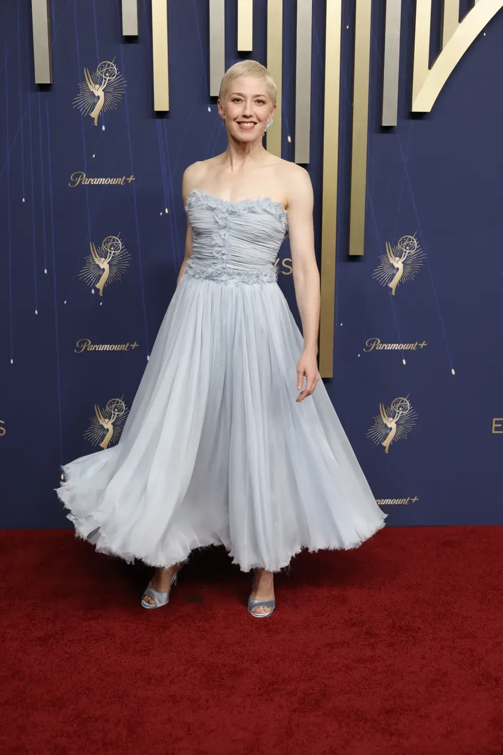 Carrie Coon en la alfombra roja de los Premios Emmy 2025.