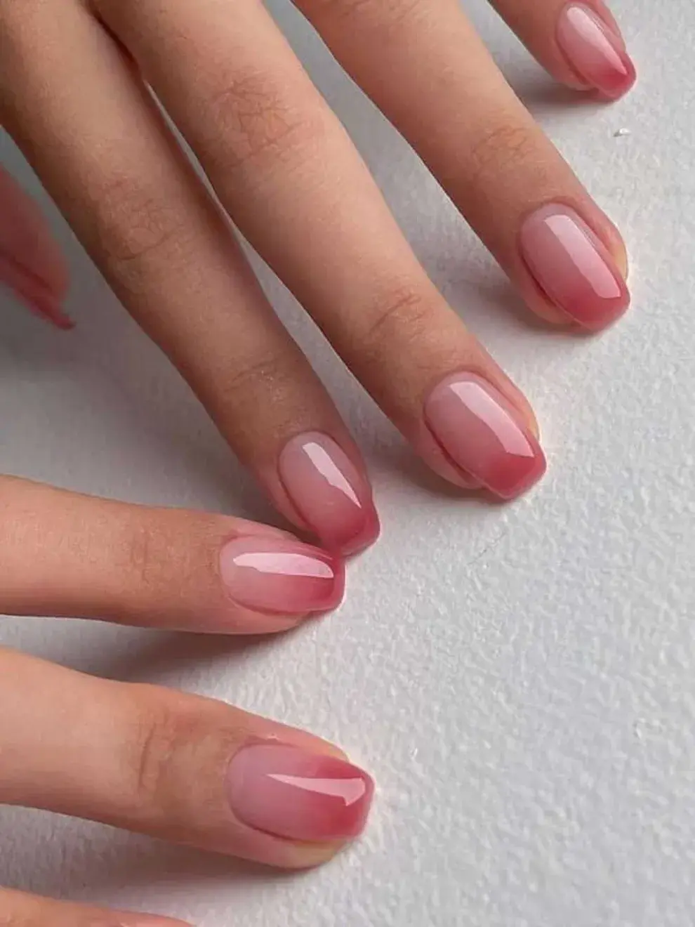 Uñas en punta con un efecto de rubor o degradado en la base.