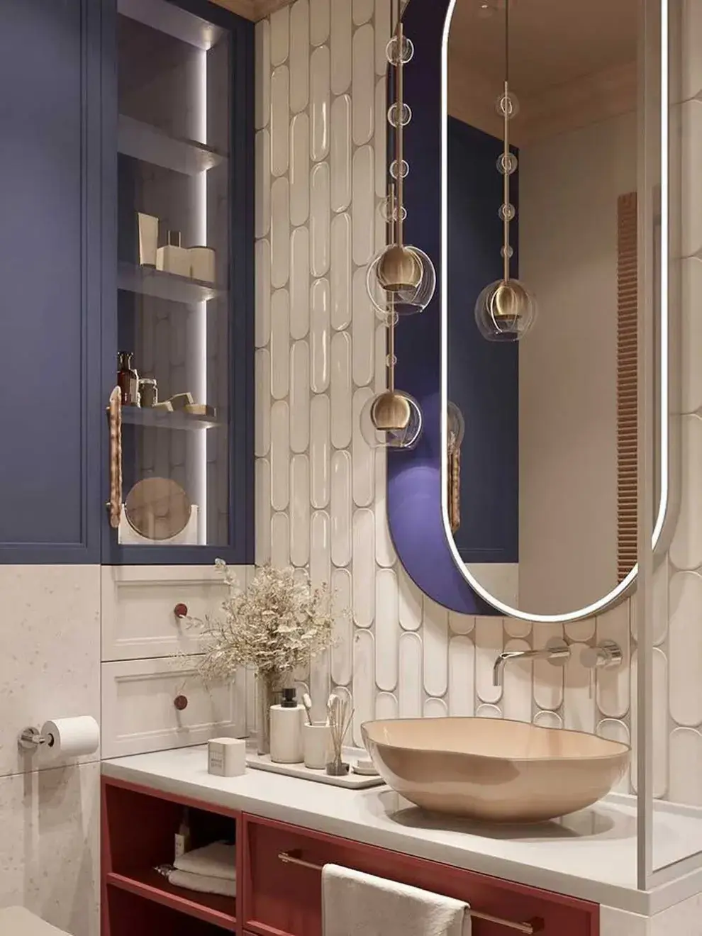 En baños pequeños, las bachas en tonos claros ayudan a reflejar la luz y generan una sensación de mayor espacio.