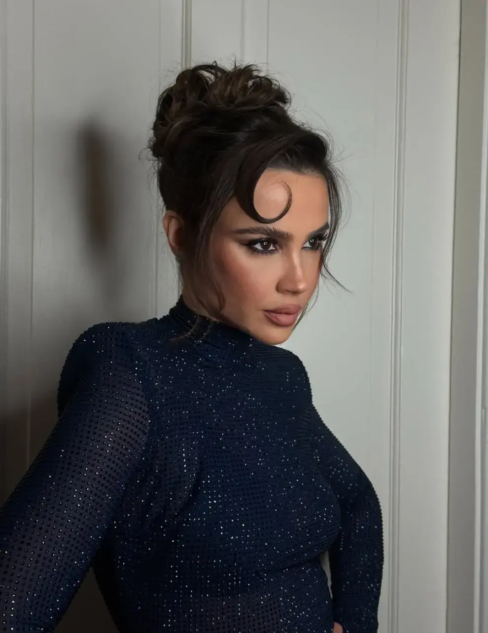 Celeste Cid apostó al look total blue más brillante en la alfombra roja de Papá x Dos.