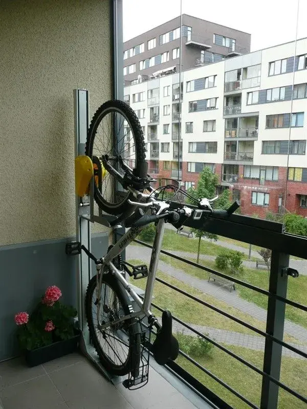 Ideas para aprovechar el espacio en balcones pequeños: Colgador vertical para bicicletas.