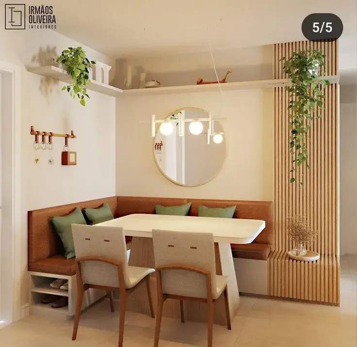 Comedor pequeños tipo box con espejo y plantas colgantes