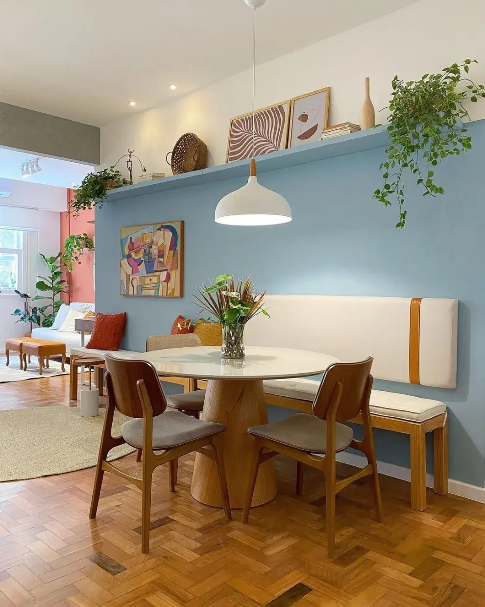 Comedor pequeño con pared pintada de celeste