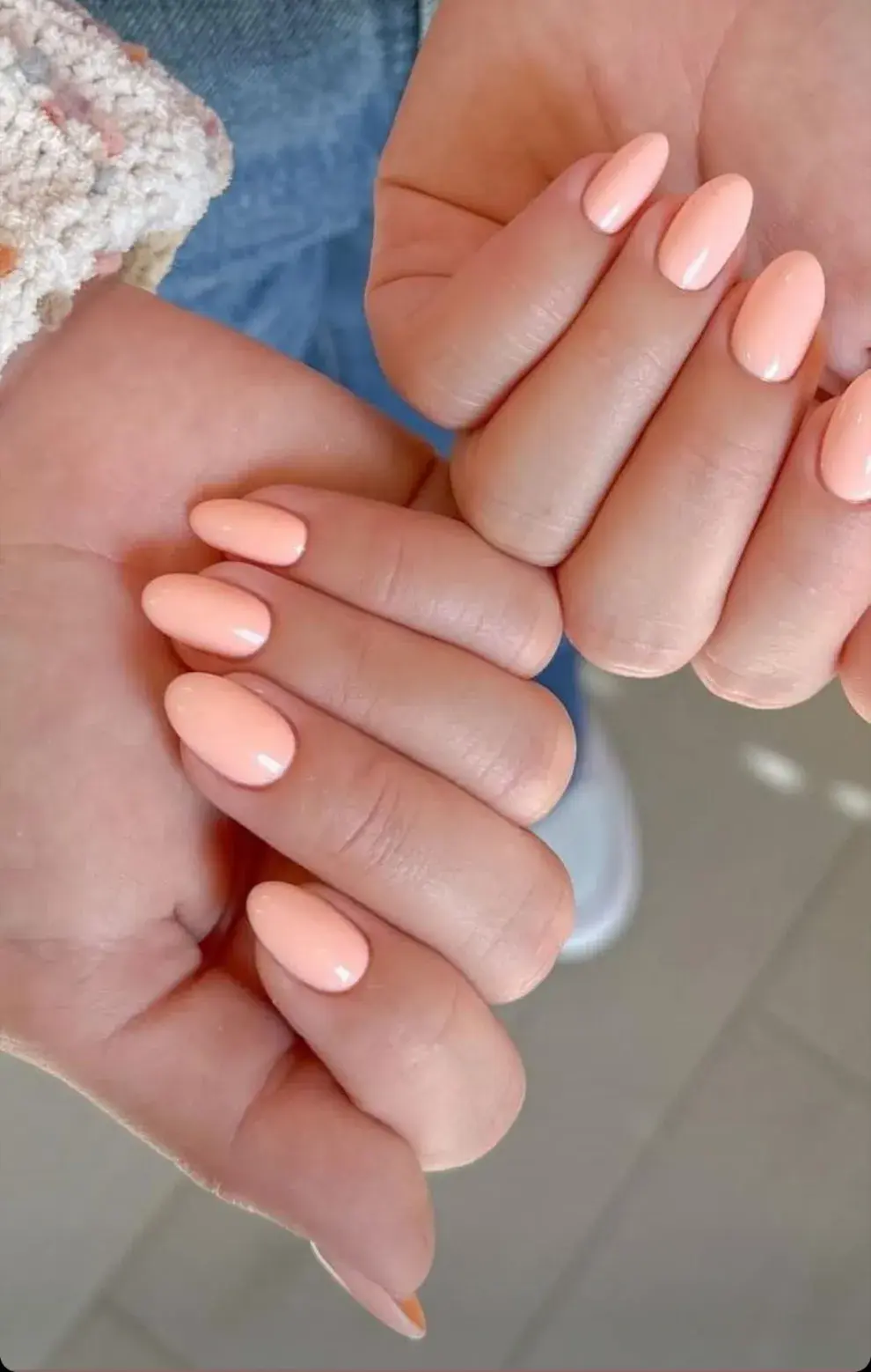 Los colores de uñas que más aguantan sin estropearse: Coral suave o melocotón claro.