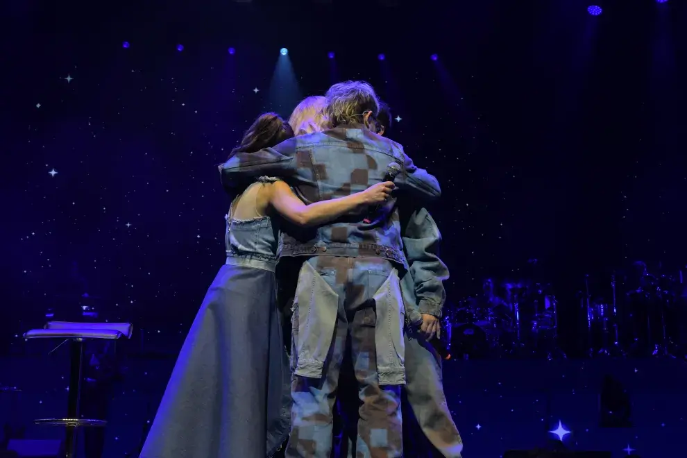 El abrazo de Cris Morena y los Erreway en el escenario del Movistar Arena.